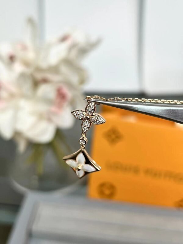 Louis Vuitton Four Leaf Clover Pointed Double Flower Tassel Flower Necklace