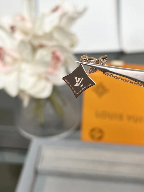 Louis Vuitton Four Leaf Clover Pointed Double Flower Tassel Flower Necklace