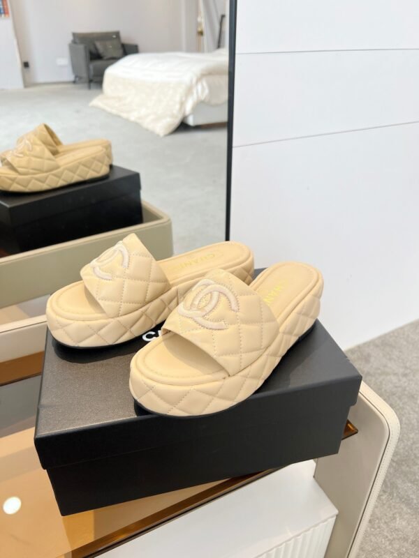 Chanel slippers premium version made of sheepskin.