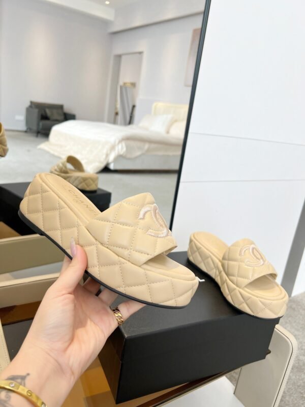 Chanel slippers premium version made of sheepskin.
