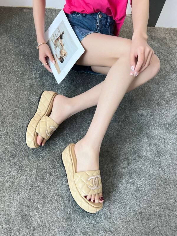 Chanel slippers premium version made of sheepskin.