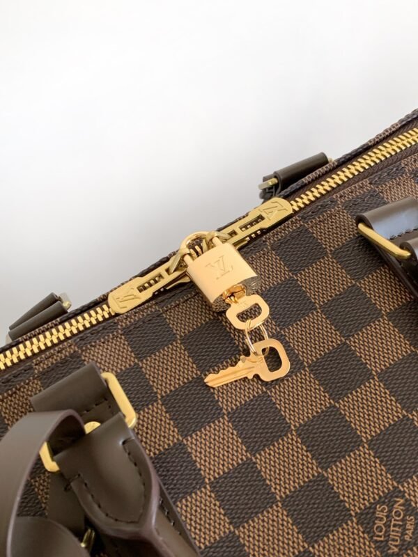 Louis Vuitton Keepall 50 travel bag is made of the new iconic Monogram Eclopse canvas and measures 50x29x23cm