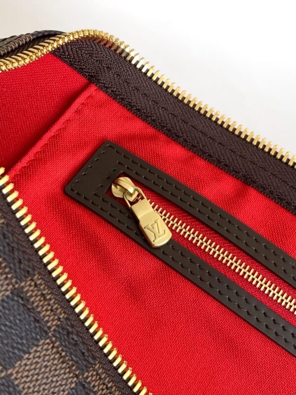 Louis Vuitton Keepall 50 travel bag is made of the new iconic Monogram Eclopse canvas and measures 50x29x23cm