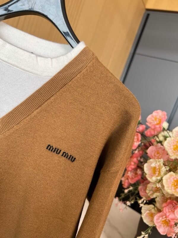 MIUMIU fake two-piece splicing V-neck short knitted pullover high-quality shirt