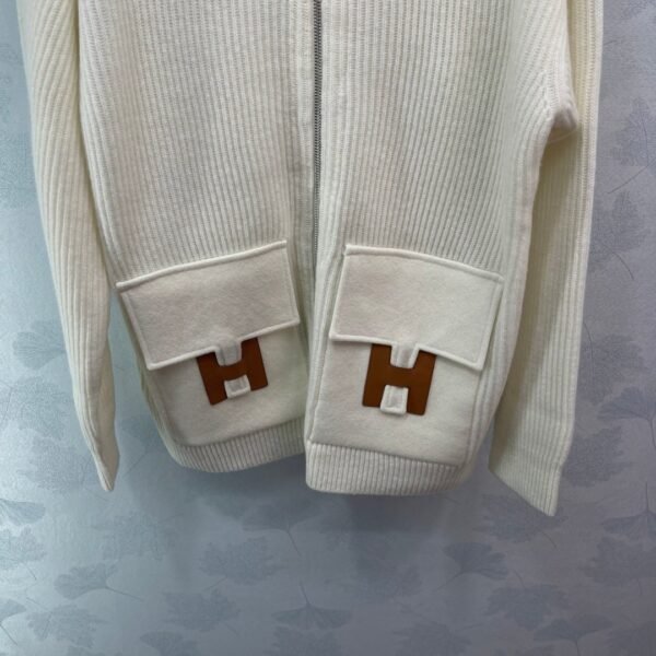 Hermès autumn and winter new mid-length cashmere knitted zipper jacket H-button patchwork leather pocket design high-quality clothing