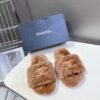 CHANEL The latest autumn and winter slippers are made of soft and warm materials. The lining of the high-end version is made of wool