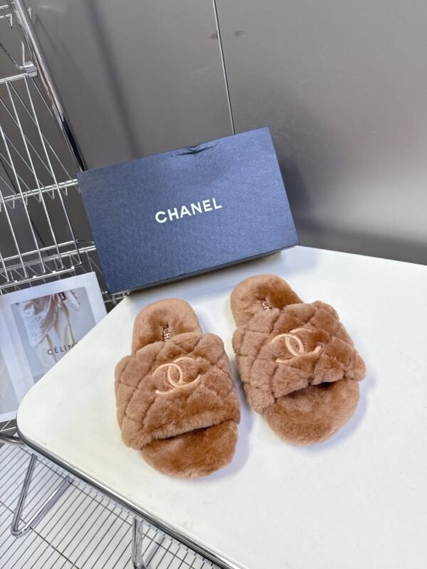 CHANEL The latest autumn and winter slippers are made of soft and warm materials. The lining of the high-end version is made of wool