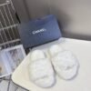 CHANEL The latest autumn and winter slippers are made of soft and warm materials. The lining of the high-end version is made of wool