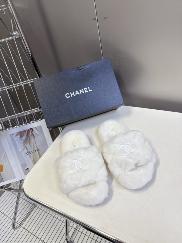 CHANEL The latest autumn and winter slippers are made of soft and warm materials. The lining of the high-end version is made of wool
