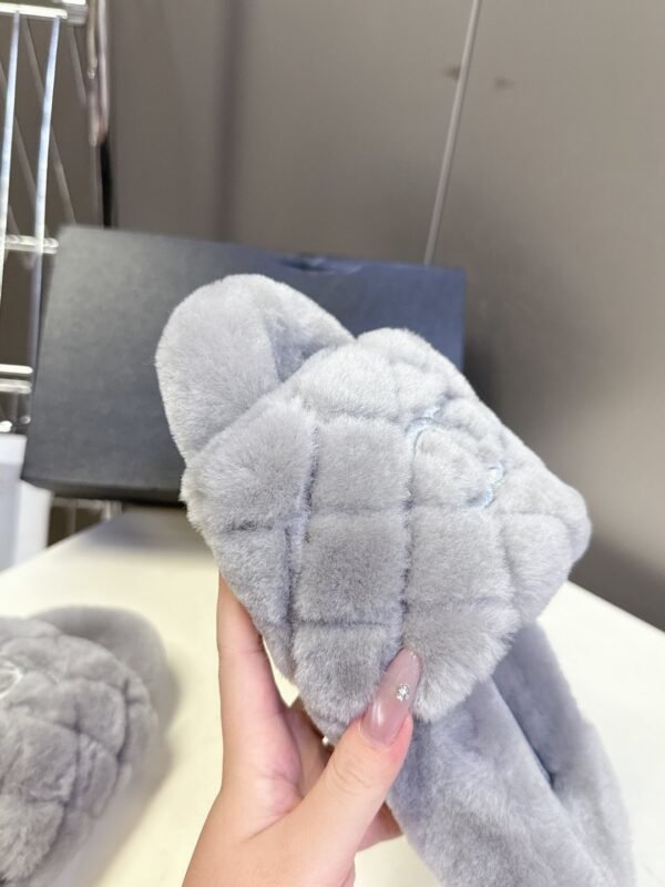 CHANEL The latest autumn and winter slippers are made of soft and warm materials. The lining of the high-end version is made of wool