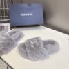 CHANEL The latest autumn and winter slippers are made of soft and warm materials. The lining of the high-end version is made of wool
