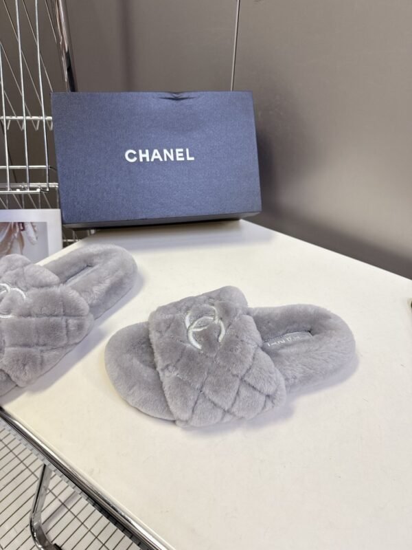 CHANEL The latest autumn and winter slippers are made of soft and warm materials. The lining of the high-end version is made of wool