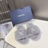 CHANEL The latest autumn and winter slippers are made of soft and warm materials. The lining of the high-end version is made of wool