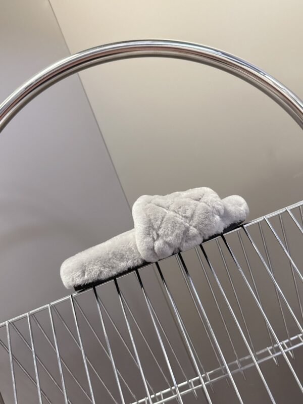 CHANEL The latest autumn and winter slippers are made of soft and warm materials. The lining of the high-end version is made of wool