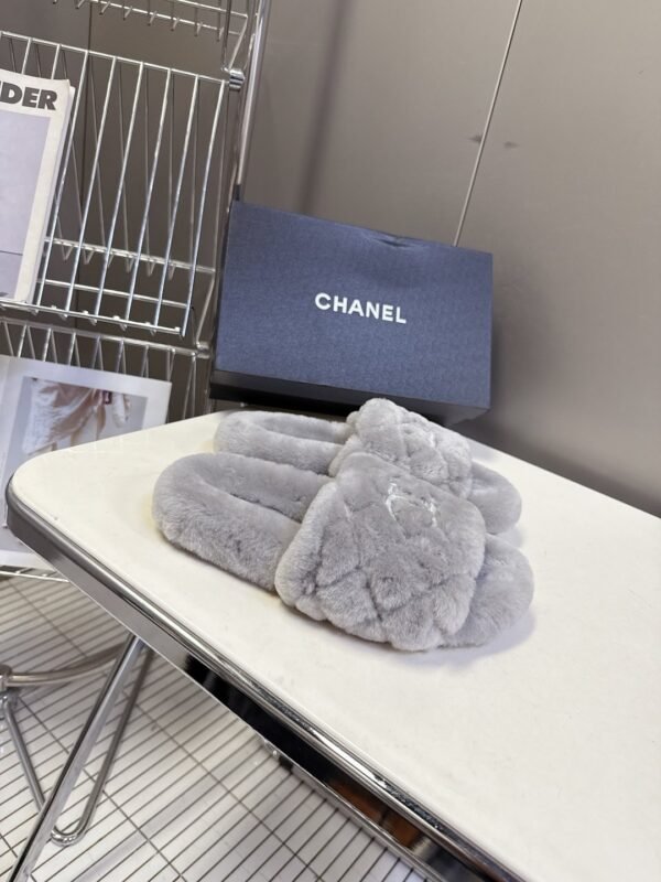 CHANEL The latest autumn and winter slippers are made of soft and warm materials. The lining of the high-end version is made of wool
