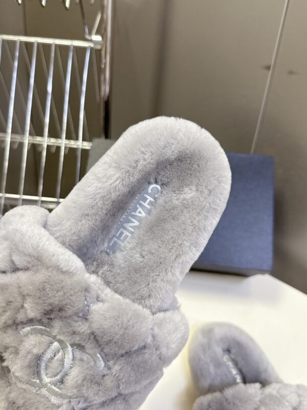 CHANEL The latest autumn and winter slippers are made of soft and warm materials. The lining of the high-end version is made of wool