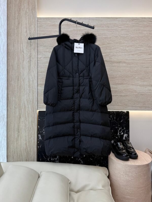 Max Mara white goose down jacket with fur collar, super warm premium version.