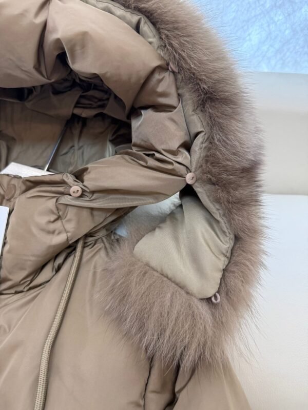 Max Mara white goose down jacket with fur collar, super warm premium version.