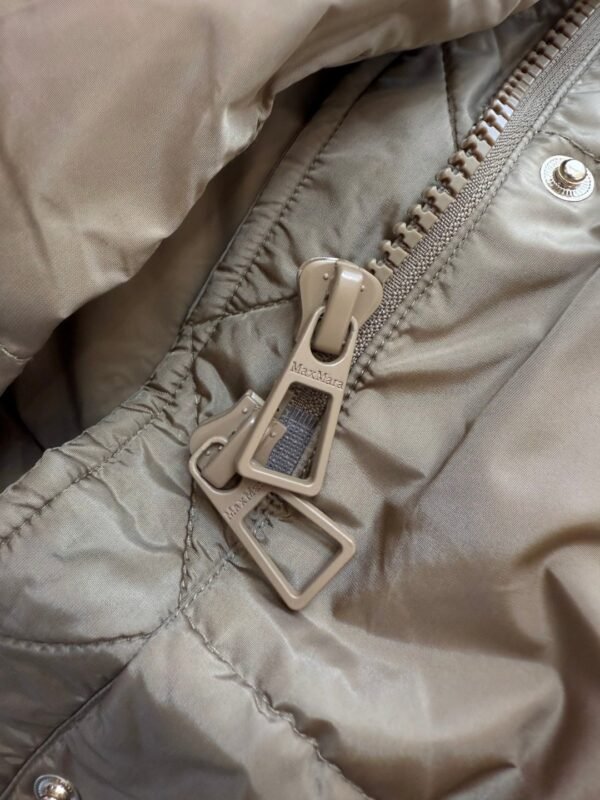 Max Mara white goose down jacket with fur collar, super warm premium version.