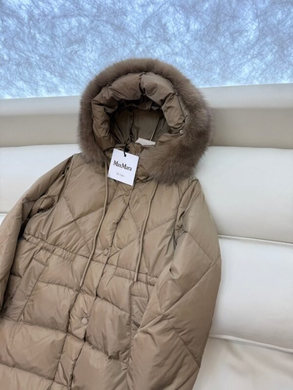Max Mara white goose down jacket with fur collar, super warm premium version.
