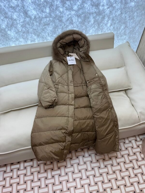 Max Mara white goose down jacket with fur collar, super warm premium version.