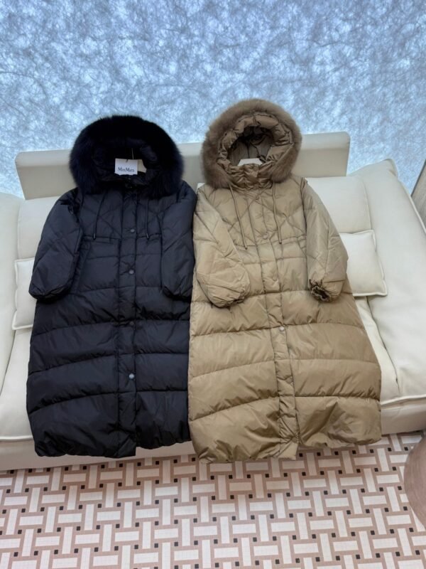 Max Mara white goose down jacket with fur collar, super warm premium version.