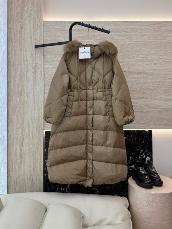 Max Mara white goose down jacket with fur collar, super warm premium version.