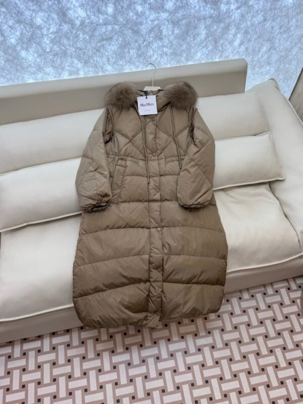 Max Mara white goose down jacket with fur collar, super warm premium version.