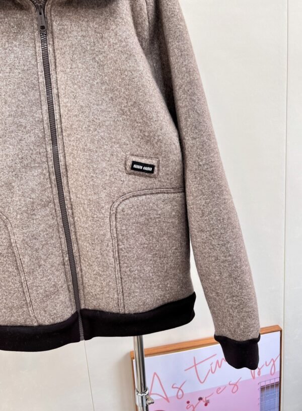 MiuMiu autumn and winter new warm Maillard color matching fleece jacket