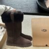 cmp_i1761153463873_5927_0_3.jpg UGG’s new winter boots feature a wool lining.