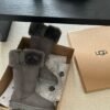 cmp_i1761153492786_3909_0_0.jpg UGG’s new winter boots feature a wool lining.