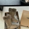 cmp_i1761153511889_8558_0_0.jpg UGG’s new winter boots feature a wool lining.