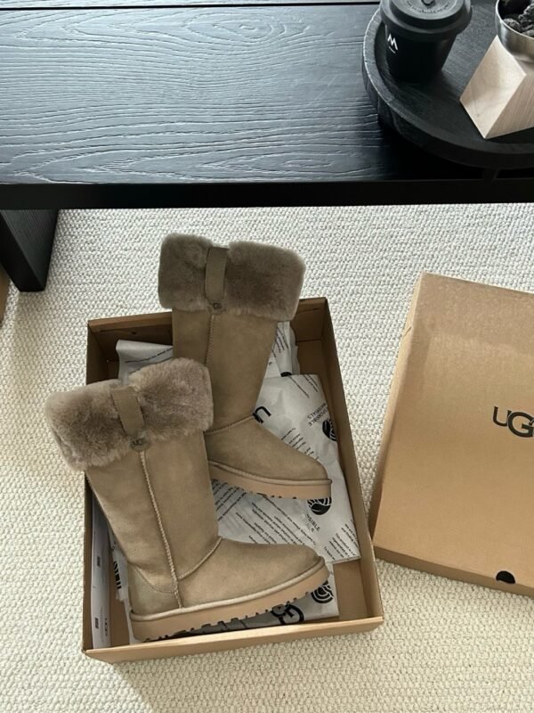 cmp_i1761153511889_8558_0_0.jpg UGG’s new winter boots feature a wool lining.