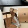 cmp_i1761153530062_3381_0_0.jpg UGG’s new winter boots feature a wool lining.