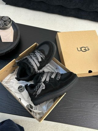UGG new winter snow boots have a wool lining.