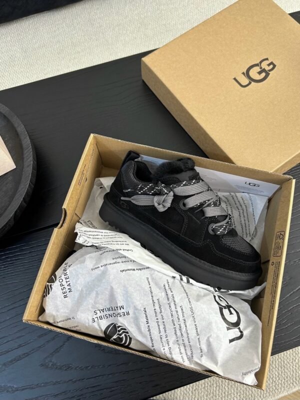 UGG new winter snow boots have a wool lining.