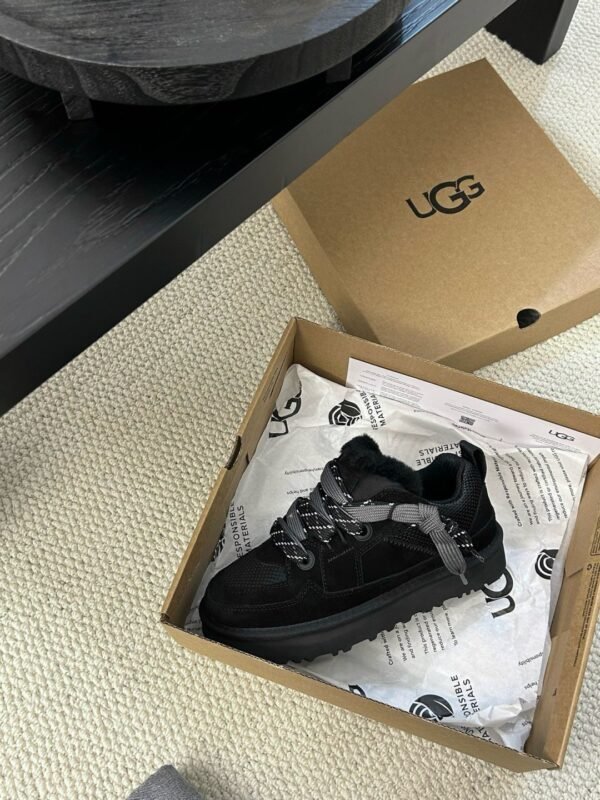 UGG new winter snow boots have a wool lining.