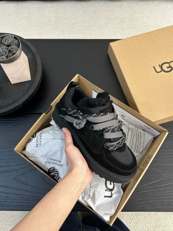 UGG new winter snow boots have a wool lining.