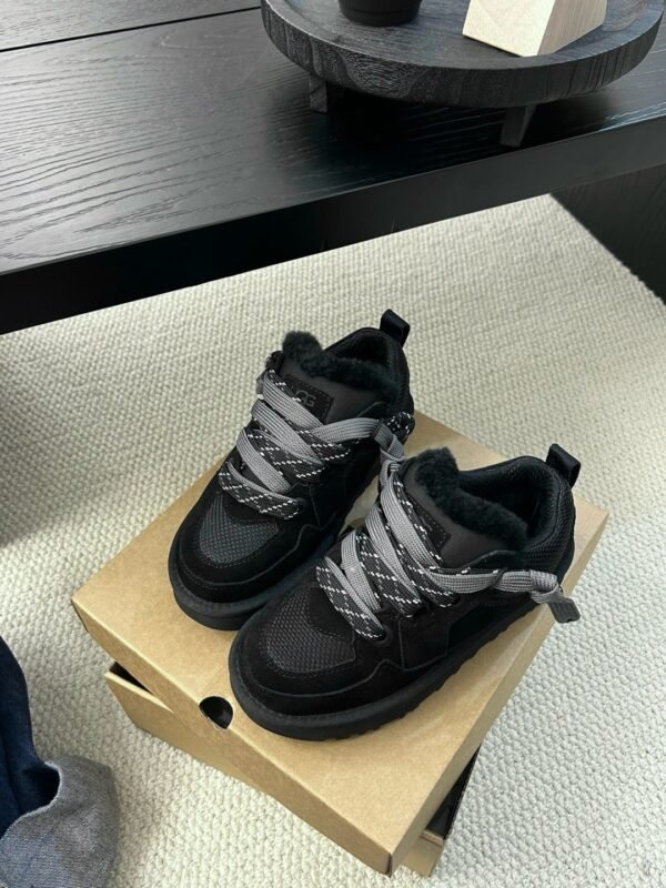 UGG new winter snow boots have a wool lining.