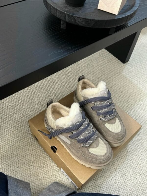 UGG new winter snow boots have a wool lining.