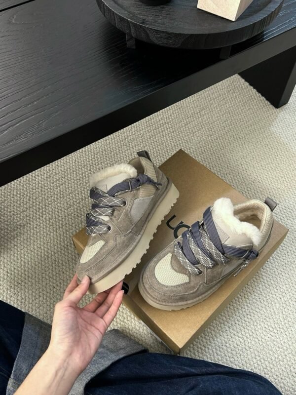 UGG new winter snow boots have a wool lining.