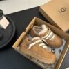 UGG new winter snow boots have a wool lining.