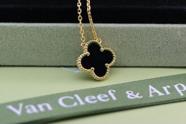 Van Cleef & Arpels necklace high edition