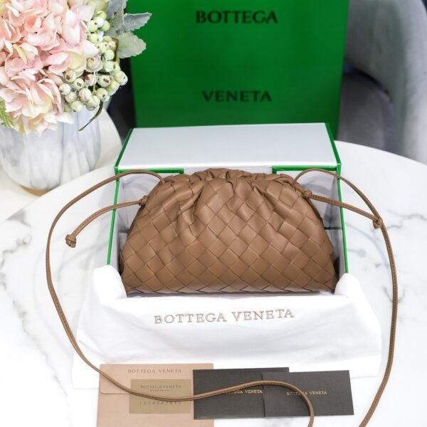 BOTTEGA VENETA Soft lambskin cloud bag, premium version. Dimensions: 23x13x8cm