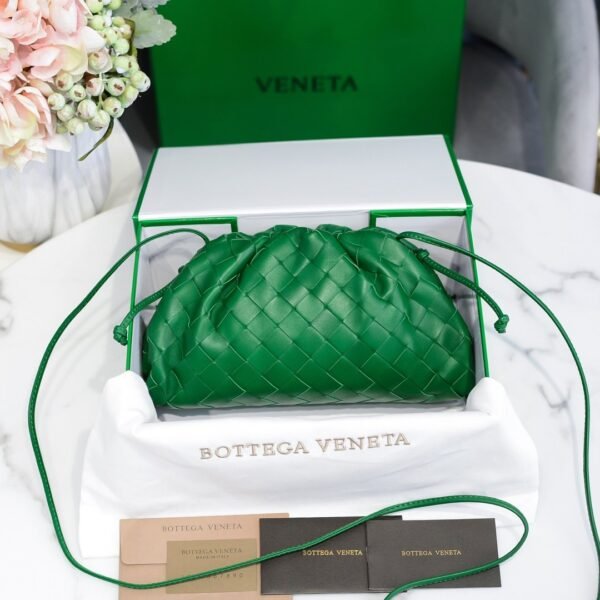 BOTTEGA VENETA Soft lambskin cloud bag, premium version. Dimensions: 23x13x8cm