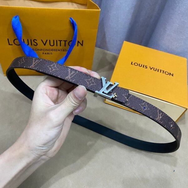 Louis Vuitton premium belt, made of genuine leather, 2cm wide.
