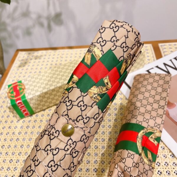 GUCCI fully automatic folding umbrella with black coating effectively blocks 99% of UV rays.