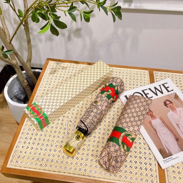 GUCCI fully automatic folding umbrella with black coating effectively blocks 99% of UV rays.