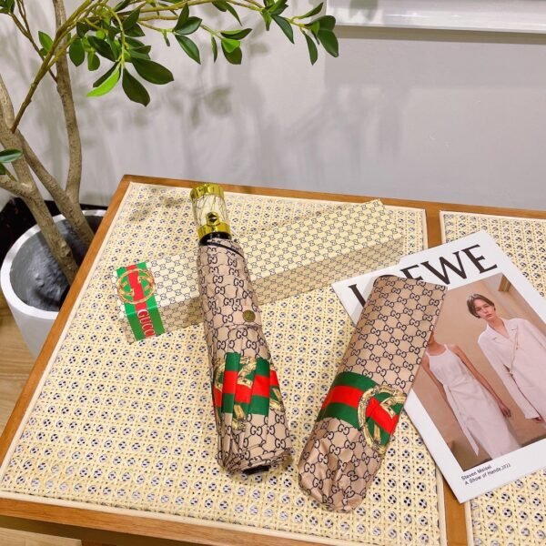 GUCCI fully automatic folding umbrella with black coating effectively blocks 99% of UV rays.