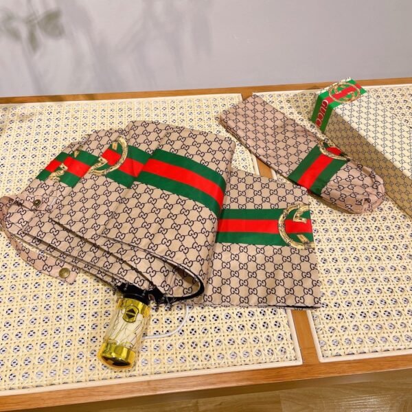 GUCCI fully automatic folding umbrella with black coating effectively blocks 99% of UV rays.